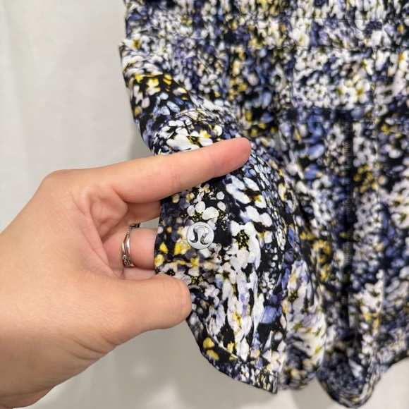 NWOT Lululemon Tracker Short V *4" Floral Metropolis Multi Women’s Size 4 - Picture 8 of 9